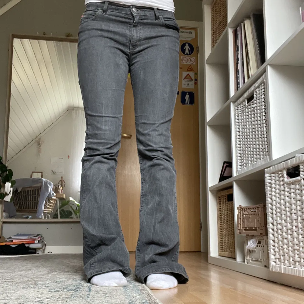 supersnygga miss sixty jeans som är lågmidjade och bootcut💗i stilen tommy och storlek 29. för långa för mig som är 167🫶. Jeans & Byxor.