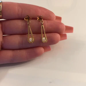 Örhängen  - Örhängen i guldfärg med pärlor.☺️