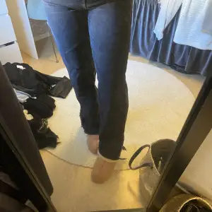 Jeans med slits på sidan 