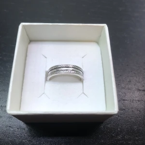Silverfärgad ring - Hej! Säljer nu denna rostfria ring i bra skick, hör av dig vid intresse!😁