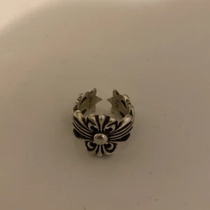 Chromehearts linknade ring - Häftig ring i Chrome Hearts stil.  Väldigt bra skick  inga spår av användning.  Den är justerbar