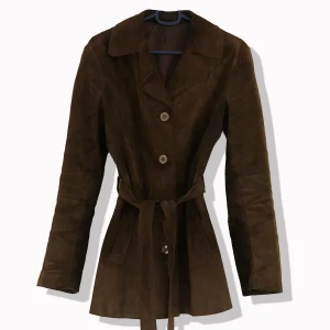 Vintage suede jacka  - Äkta mockajacka i strl 36 (står 38 men upplever den som liten i storlek). Väldigt bra skick men har inte fått någon användning av den tyvärr. Figursydd med ett midjeband. Meddela om ni vill ha fler bilder/specifika mått! 