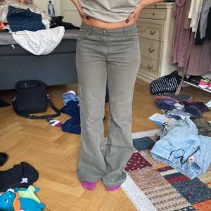 militärgröna jeans från märket rude med jättefina detaljer 