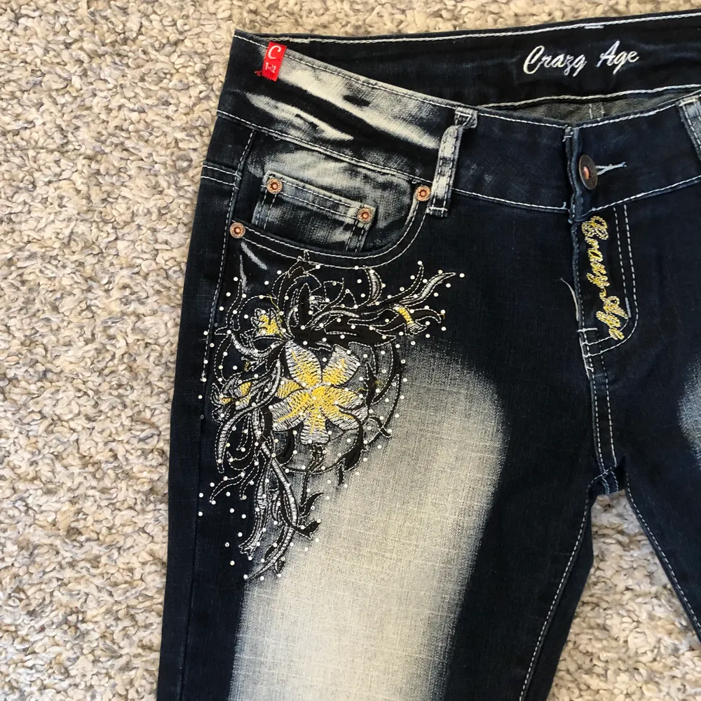 Jättefina bootcut jeans med mycket detaljer!    Midjemått: 42 cm rakt över innerbenslängd: 82 cm❣️❣️150kr+frakt. Jeans & Byxor.
