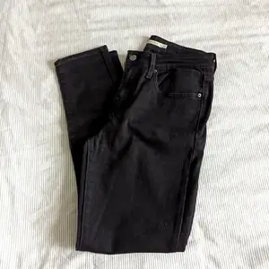 Levi's black high rise skinny jeans in size 27x28. Quite good condition.