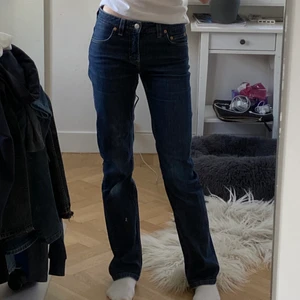 filippa k jeans - skitsnygga jeans från filippa k!! de är lowrise med en straight modell o en fin mörkblå färg. säljer då jag har ett par likadana o de är verkligen en av mina favvojeans💌 dessa är mina mammas gamla o är därav en äldre modell som inte finns i butik. knappast använda o sitter bra i midjan på mig som brukar ha 24! midjemått: runt 72 cm innerbensmått: 78 cm. köp direkt för 250 kr❕BUD: 170 kr❕