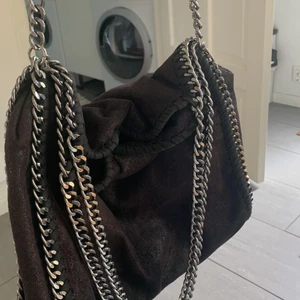 Stella McCartney liknade  - Säljer denna fina Stella McCartney likande väska efter som den ej kommer till användning! Perfekt för att ha med sig till skolan eller när man reser! Den är rymlig och man får plats med en dator t.ex. Skriv privat om du är intresserad!😍⚡️