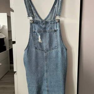 Hängsleklänning  - Hängsleklänning i ny skick 