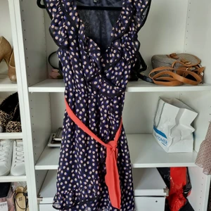 Klänning - Sommarklänning, kort i modell. Inköpt på HM storlek 36 använd 2 ggr. 