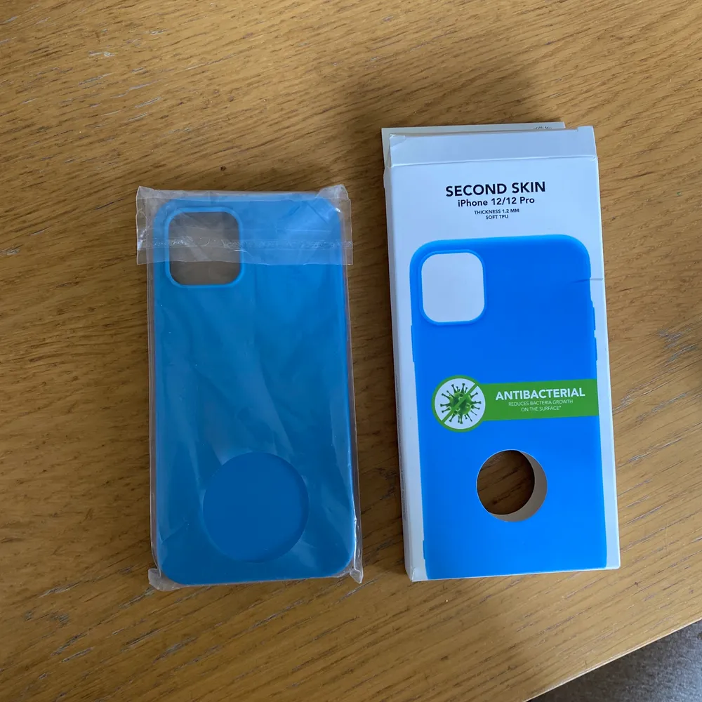 Helt oanvänt iPhone 12/12 pro mobilskal! Jättefin blå färg, säljer då jag köpte fel storlek 💘. Accessoarer.