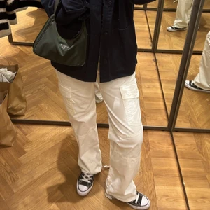 Zara cargobyxor  - Snygga zara byxor i cargo modellen. Köpta nyligen, tror  dem är slutsålda på hemsidan. Använda ett fåtal gånger, i strl 36.