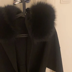 Päls kappa  - En päls kappa från ssstore som ej kommer till användning, använt kanske 5gånger köpte den för 3000, kappan är ganska oversized men passar helt okej på mig med storlek S (kan gå ner i pris me snabb affär) 
