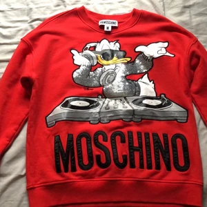 Moschino x hm - Säljer denna tröjan som är så cool. Använder den inte då den inte är riktigt min stil. Hör av er vid mer frågor och vilder💞