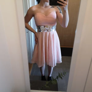 Superfin klänning till ex skolavslutning - Använd en gång på en skolavslutning, tror att den är från bubbelroom eller nelly. Strl 10 men jag tycker det är en XS/S beroende på hur stor Byst man har. Från märket "Te Amo". Pris går att diskutera!! 