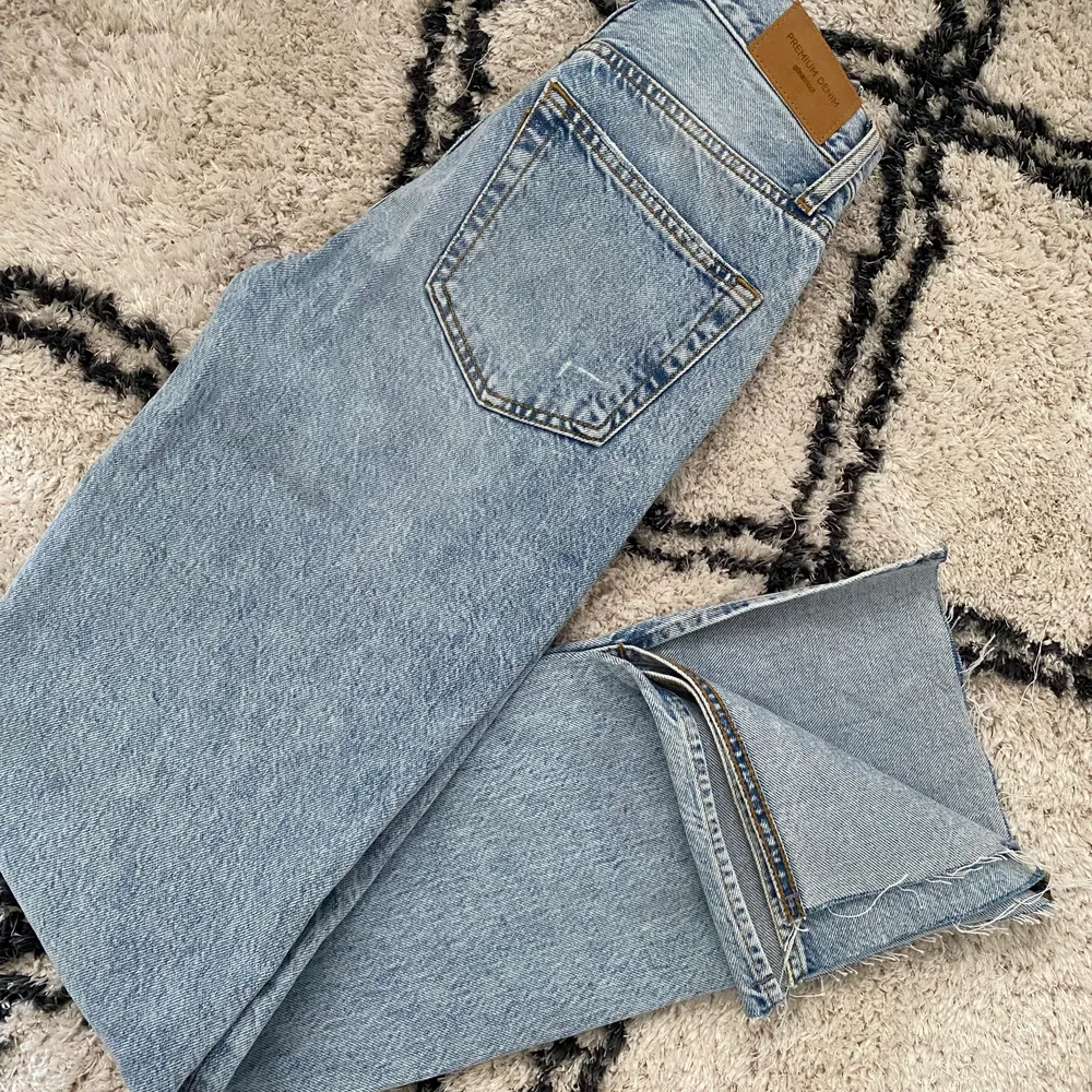 Ursnygga och coola jeans med slits, köpt för 599kr sälj nu för 100kr . Jeans & Byxor.