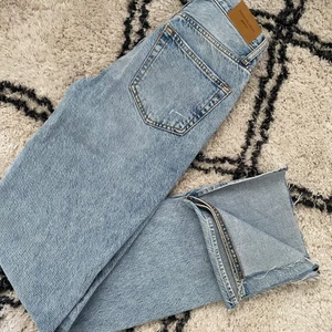 Jeans med slits  - Ursnygga och coola jeans med slits, köpt för 599kr sälj nu för 100kr 