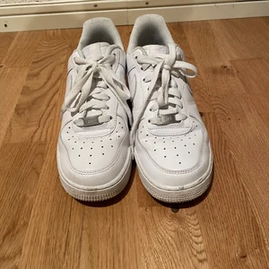 nike airforce 1 - helt vanliga airforces, använda fåtal gånger i stl 38