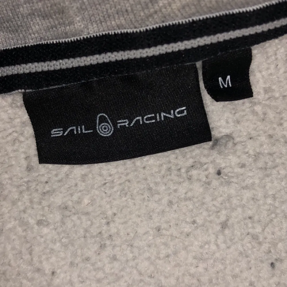 Sparsam använd Sail Racing hoodie, säljer på grund av jag rensa min garderob, inga hål eller fläckar på den köpte för ett halv år sedan. . Hoodies.