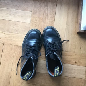 Dr.Martens  - Säljer dessa dr.Martens då de tyvärr inte kommer till användning längre! Köpt från en second hand butik i Italien 🌸