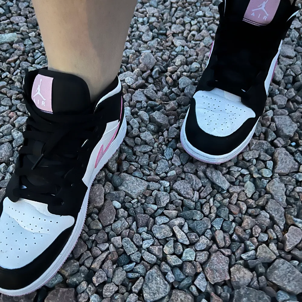 Säljer dessa superfina jordans då de aldrig kommer till användning. Skickas med kartong. Storlek EU40, perfekta nu till våren. Fler bilder kan skickas vid förfrågan💓. Skor.