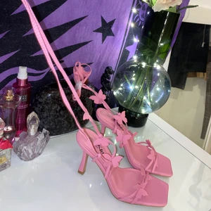 Fjärils klackar rosa  - Jag beställde för liten storlek råckade beställa i storlek 37 , aldrig använt skorna bara testat ena klacken , säljer för 180 plus frakt <3