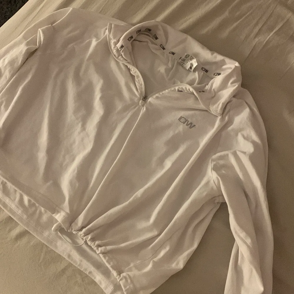 Säljer denna vita helt oanvända tränings tröjan från i can i will i storlek m, passar även som en s. Nypris: 500kr. Hoodies.