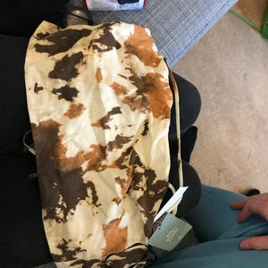 Hm topp - Aldrig använt strl M, ”mag tröja” med korsade ”band” bak 