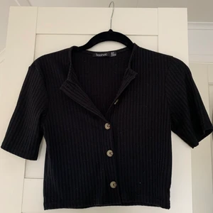 Kofta i croppad modell  - En kofta i T-shirt och croppad modell som är supersnygg både som stängd och öppen över något annat!  Knappt använd, som ny skick!💙