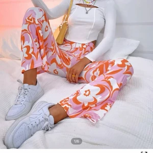 Blommiga byxor storlek M - ! Första bilden är lånad från SHEIN hemsida ! Super snygga och sköna byxor från Shein i storlek M men passar även S. Perfekta nu till sommaren! Kan eventuellt mötas upp i Stockholm eller Enköping. Köparen står för frakt✨