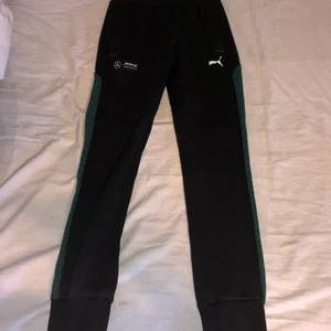 Puma/Mercedes byxor - Puma Mercedes byxor. Köpt för 900 från zalando. Aldrig använt.