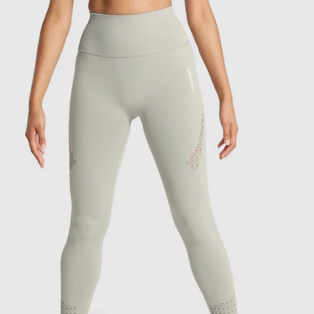 Säljer denna super söt gymshark energy seemless sport bh och tränings byxor set i ljus grå. Använda den fler gånger, jättebra skick. Kan fråga om du vill ha mer bilder. Ny pris : 449 bh, 549 byxor. Kan också köpa separat . Övrigt.