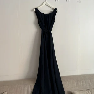 Långklänning  - Använd endast på min bal, kände mig sååå fin! Storlek S men är ganska rymlig med ett band så att man själv kan anpassa midjan. 