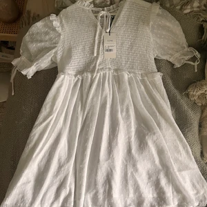 Superfin sommarklänning från NA-KD😇 - Den perfekta klänningen för alla sommarens tillfällen! Säljer denna pga att jag tyvärr upplevde att den blev för kort för mig (är 179 cm) hade annars behållt den!🤩 aldrig använd, prislappen kvar, 150kr inklusive frakt☺️