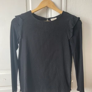 Svart tröja - Svart oanvänd tröja. Storleken är ganska liten och är antingen XS eller skulle kunna vara barn. Men bra skick.