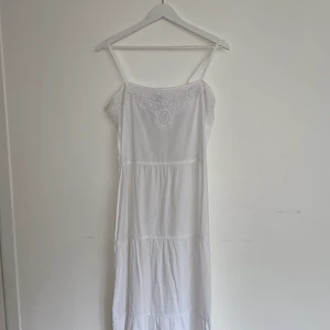 Vit mönstrad maxiklänning - Klänningen är aldrig använd av mig, men tidigare köpt på sellpy. Den är i väldigt bra skick och är superlång på mig som är 178cm.       Köparen står för frakten❣️