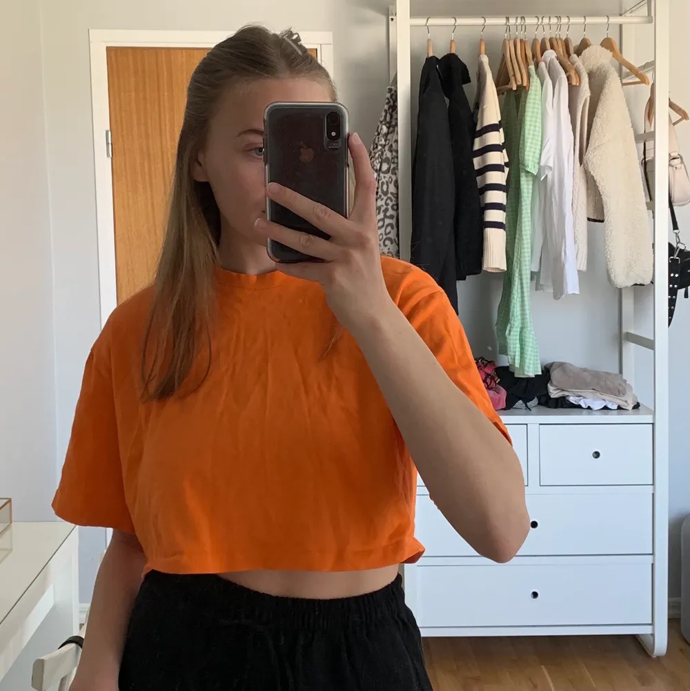 Orange cropped T-shirt från Gina Tricot i så bra skick! Använder inte. T-shirts.