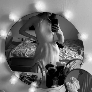 Balklänning Ljusrosa Strl XS/S - Superfin balklänning från Nelly, finns ej kvar på hemsidan! Köpte den för 899kr. Färgen gör sig verkligen inte rättvisa, den är i en fin puderrosa. Använd en gång till balen och var jättenöjd. OBS! Det står att den är i storlek 32 men passar mig fortfarande, som brukar ha 34-36!