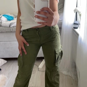 Cargo pants low waisted y2k  - Säljer dessa väldigt fina lågmidjade cargo pants 100kr+frakt. Lite korta på mig som är 160 så passar nån som är kortare, skulle säga 152-158.💞
