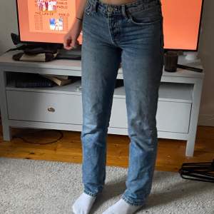 INTRESSEKOLL! vill se hur mycket jag kan få för dom & säljer vid bra pris🫶 eftertraktade skitsnygga jeans från zara. medelhög midja, straight modell och  mellanblå färg. storlek 34 och passar folk mellan 160-170❤️ köparen står för frakt