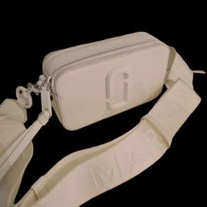 Hej Säljer vitt enfärgade throughout Marc Jacobs snapshot väska inga fläckar använt ett par gånger tillkommer med orginal tillbehör.
