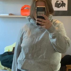 Grå oversized hoodie  - En superhärlig grå hoodie som söker nytt hem. Knappt använd och i super skick. Säljs då den inte kommer till användning. Frakt tillkommer.