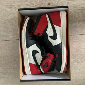 Jordan 1 high bred toes - En av min största grail! Får tyvärr ej den kärlek de förtjänar. Jättefint skick! Använd en handfull gånger. Storlek 46