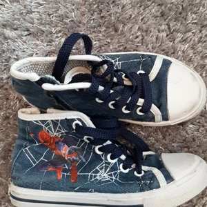 Converse med spiderman tryck  - Converse med spiderman tryck, storlek 29. ENDAST 10 KRONOR. Betalning sker via swish. 