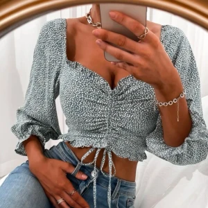 Blus hjärtformad urringning - Blus från shein! Knappt använd