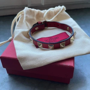 Rött valentino  - Intressekoll på mitt äkta valentinoarmband❤️‍🩹 skriv gärna ifall ni kan tänka er att byta mot en annan färg eller den andra modellen och då, kan jag lägga till pengar också! 