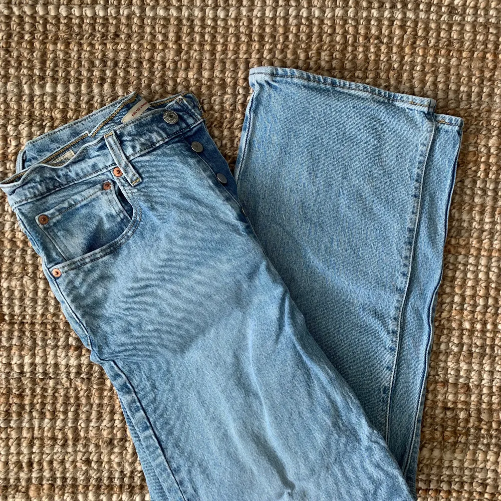 Ljusblå raka jeans från Levis, sparsamt använda. Säljes endast pga de inte längre passar! . Jeans & Byxor.