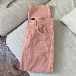 Manchester byxor  - Från Gina, sköna och fina men för stora. Storlek 38, passar större 38-40. Jag är 174 cm och de slutar vid ankeln på mig 