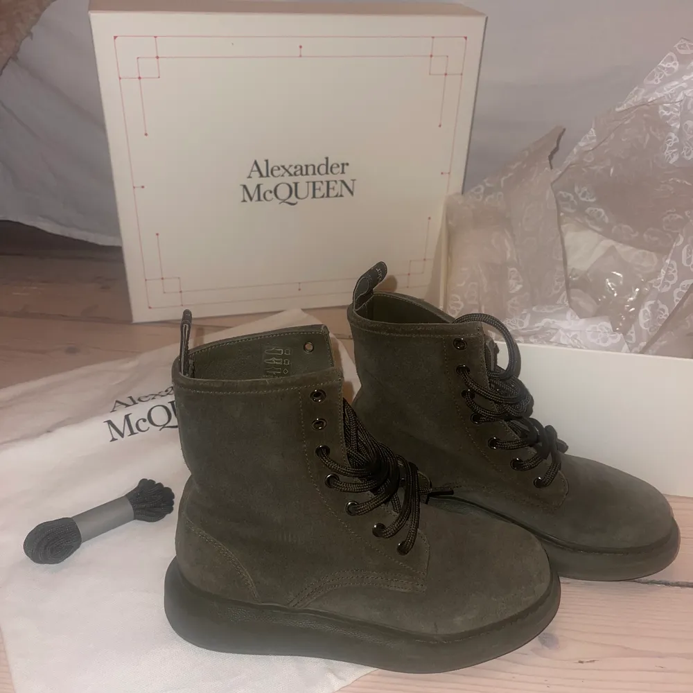 Säljer dessa unika och sjukt snygga Alexander McQueen boots. Strl 36,5. Oanvända allt medföljer Köpts för 6300 säljer snabbt för 1500kr. Skor.