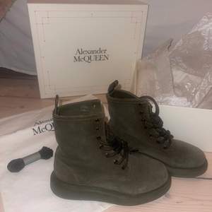 Säljer dessa unika och sjukt snygga Alexander McQueen boots. Strl 36,5. Oanvända allt medföljer Köpts för 6300 säljer snabbt för 1500kr