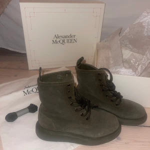 Alexander McQueen  - Säljer dessa unika och sjukt snygga Alexander McQueen boots. Strl 36,5. Oanvända allt medföljer Köpts för 6300 säljer snabbt för 1500kr
